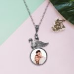 Kişiye Özel Fotoğraflı Kuğu Çift Otantik Gümüş Yaldız Kolye (Model 15)