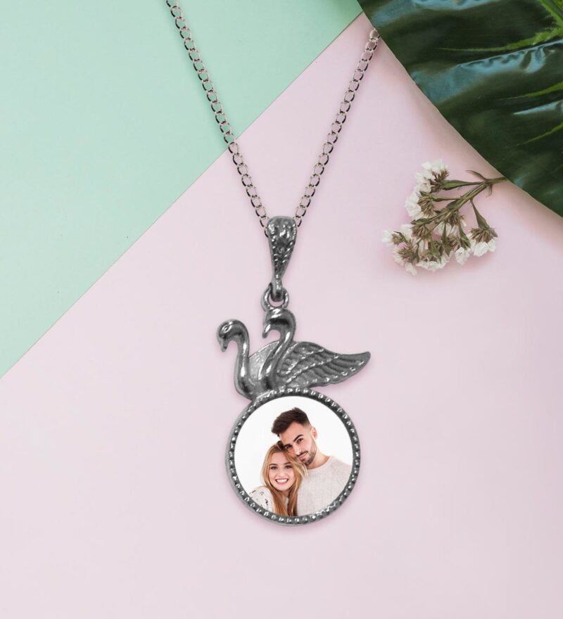 Kişiye Özel Fotoğraflı Kuğu Çift Otantik Gümüş Yaldız Kolye (Model 15)