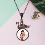 Kişiye Özel Fotoğraflı Kuğu Çift Otantik Bakır Yaldız Kolye (Model 18)