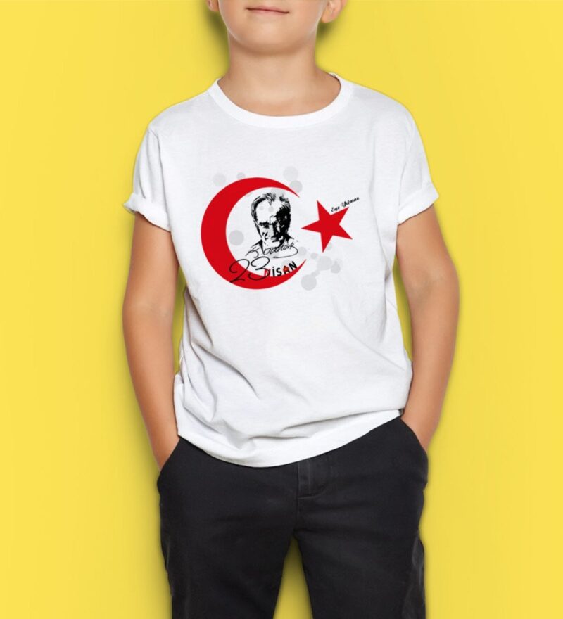 Ay Yıldız Baskılı ve 23 Nisan Tasarımlı Çocuk Tişörtü